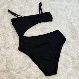 🧚🏻‍♀️ Cut Out One Piece Swimsuit